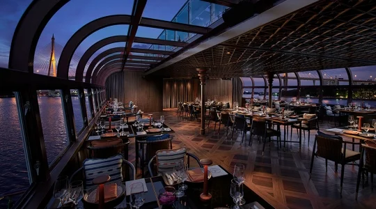 【ディナークルーズ】サフロン クルーズ｜5つ星ホテルバンヤンツリー運行｜タイ料理のコースを味わう ウェルカムドリンク1杯＆4コースディナー